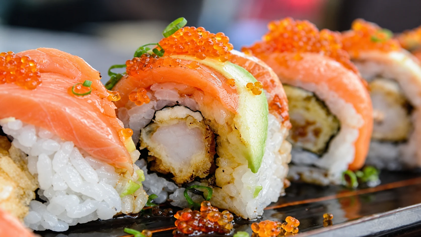 Rolls garnis de saumon, de crevette et d’avocat