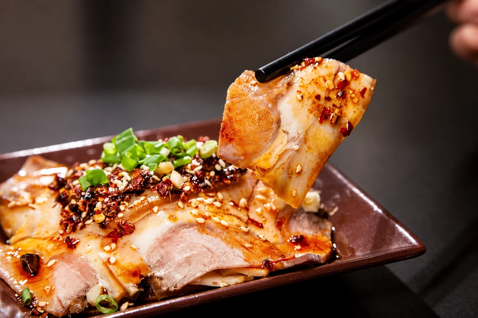 Spécialité japonaise avec sa sauce et ses garnitures, servie avec des baguettes